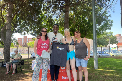 Decenas de personas se dieron el chapuzón solidario en las piscinas de Les Borges Blanques. 