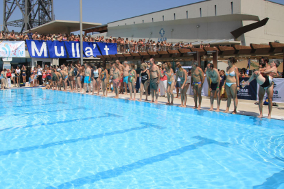 Decenas de personas se dieron el chapuzón solidario en las piscinas de Les Borges Blanques. 