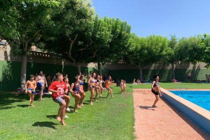 Decenas de personas se dieron el chapuzón solidario en las piscinas de Les Borges Blanques. 