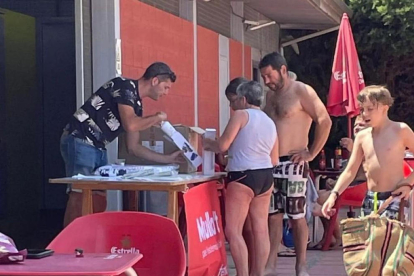 Decenas de personas se dieron el chapuzón solidario en las piscinas de Les Borges Blanques. 