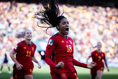 La azulgrana Salma Paralluelo, con Alexia Putellas al fondo, celebra el gol del triunfo español.