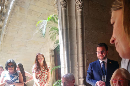 Foto de familia de Josep Vallverdú con el president Aragonès y autoridades ayer en el Palau de la Generalitat.