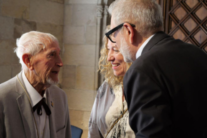 Foto de familia de Josep Vallverdú con el president Aragonès y autoridades ayer en el Palau de la Generalitat.