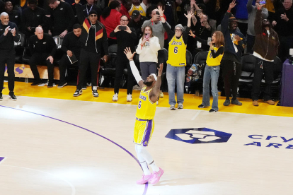 LeBron, amb els braços alçats, celebra la cistella que va valer el rècord.