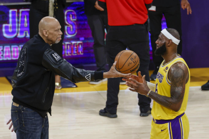 LeBron, amb els braços alçats, celebra la cistella que va valer el rècord.