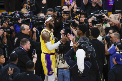 LeBron, amb els braços alçats, celebra la cistella que va valer el rècord.