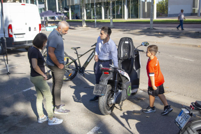 Exposición de vehículos eléctricos para reducir la contaminación