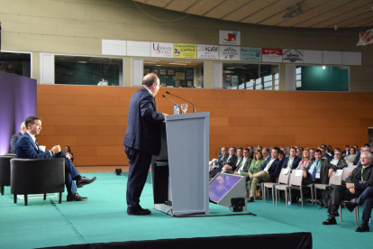 Miquel Iceta se dirige a los empresarios ante la atenta mirada del presidente de la Trobada, Josep Serveto.