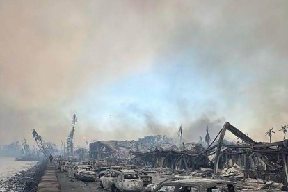 Una fotografia aèria mostra edificis destruïts i arbres cremats a causa dels incendis forestals.