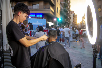 Negocios como este de peluquería ofrecieron servicios en la calle. 