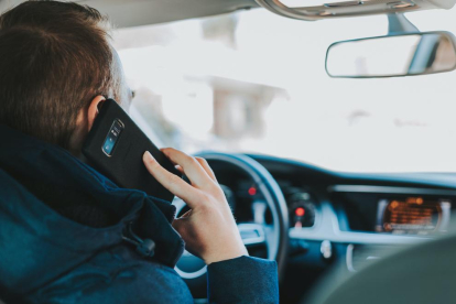 Imatge d'un conductor parlant pel mòbil.