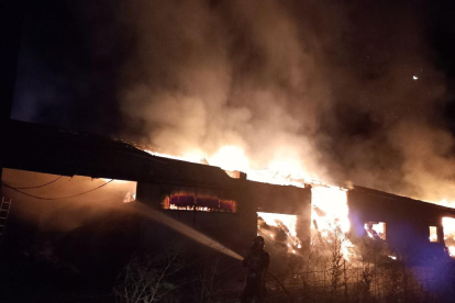 Efectius dels Bombers treballant ahir de matinada en l’incendi d’un paller a Vilamitjana.