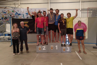 Participantes del raid durante el tramo de ciclismo de montaña. A  la derecha, la celebración en el podio de uno de los equipos ganadores de la competición.