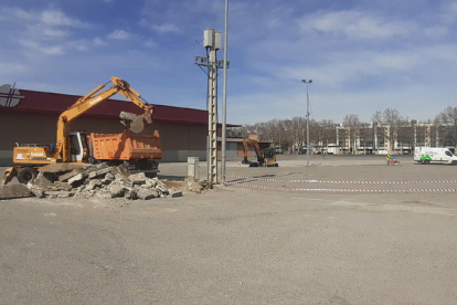 Los operarios acordonaron ayer la zona y empezaron los trabajos de excavación para instalar la red. 