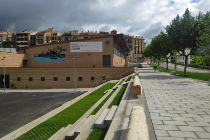 Imatge de l’exterior del pavelló municipal d’esports de la Pobla de Segur.