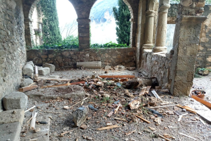 El porche de entrada al santuario del Salgar de Foradada, dañado por un desprendimiento. 