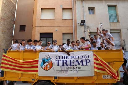 La plantilla del Tremp, celebrant l’ascens per tota la ciutat.