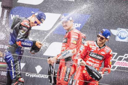 Los pilotos que integraron el podio de MotoGP, celebran su éxito en el Gran Premio de Austria.