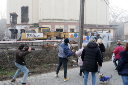 Els opositors a ubicar l'alberg a les sitges van llançar ous contra les màquines de l'empresa encarregada de la demolició.