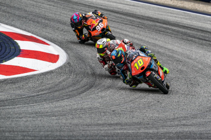 Los pilotos que integraron el podio de MotoGP, celebran su éxito en el Gran Premio de Austria.