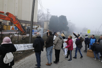 Els opositors a ubicar l’alberg a les sitges van llançar ous contra les màquines de l’empresa encarregada de la demolició.