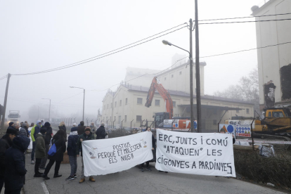 Els opositors a ubicar l’alberg a les sitges van llançar ous contra les màquines de l’empresa encarregada de la demolició.