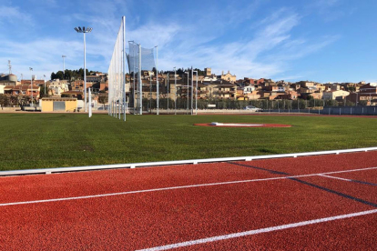 Las pistas de atletismo y el campo de fútbol ya finalizados.