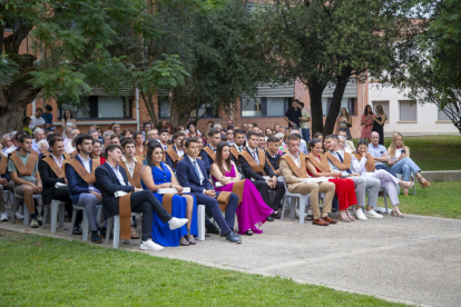 Cerimònia de lliurament d’orles als graduats en Treball Social, a la nau central de la Seu Vella.