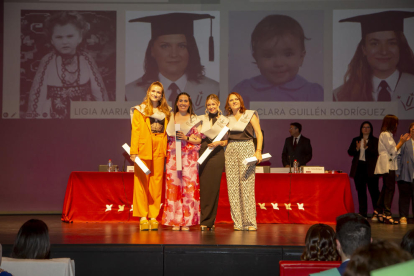 Cerimònia de lliurament d’orles als graduats en Treball Social, a la nau central de la Seu Vella.