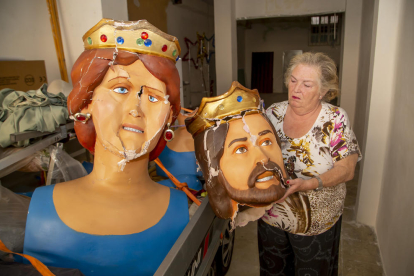 El rey y la reina, junto a representantes del Grup Cultural Garrigues de Lleida en la ciudad de Timisoara.