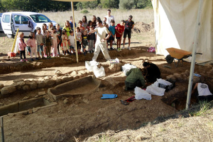 Escolars d’Àger visitant el jaciment de Santa Coloma.