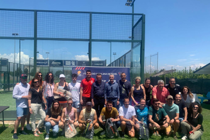 Foto de familia de participantes y directivos en el CT Mollerussa.