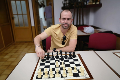 Aramís Álvarez, ayer en las instalaciones del Club Escacs Lleida donde impartirá clases este mes.