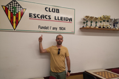 Aramís Álvarez, ayer en las instalaciones del Club Escacs Lleida donde impartirá clases este mes.