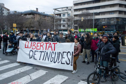 Un moment de la concentració d'ahir dimecres davant la comissaria de la Policia Nacional a Lleida.