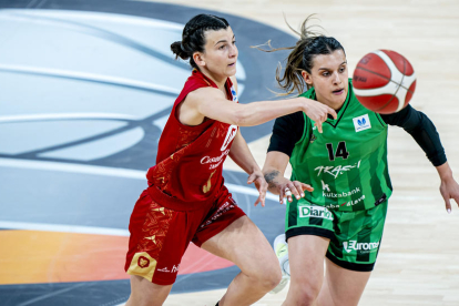 Carmen Grande, de roig, durant un partit de la Copa de la Reina de la passada temporada.