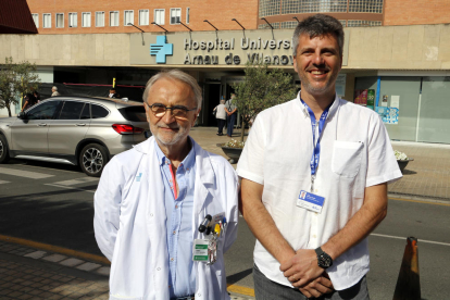 Els doctors Fuat Arikan, cap del servei de Neurocirurgia, i Ramon Jové, cap de secció de Traumatologia de l'Hospital Universitari Arnau de Vilanova.