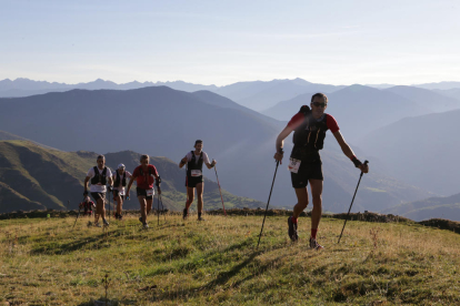 Els atletes, en un dels trams de muntanya del recorregut per la Vall d’Àssua.