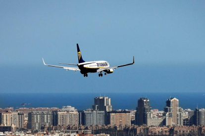 Tripulants de Ryanair convoquen 6 jornades de vaga a l'estiu a Espanya