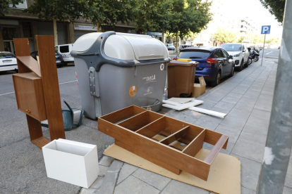 Caixes al costat d’un contenidor de paper i cartró a la plaça Santa Maria Magdalena (Clot).