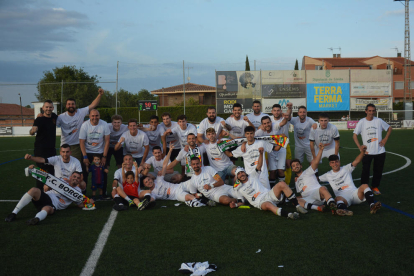 La plantilla del Alguaire, antes de arrancar la rúa de celebración de ascenso a Primera Catalana, que culminó en el ayuntamiento.