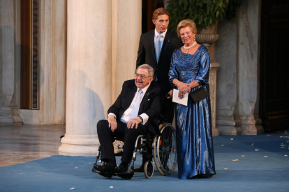 Constantino, su esposa Ana María y su nieto Achileas, hijo de Pablo de Grecia, en una boda en 2021. 