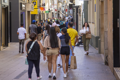 L’Eix Comercial de Lleida, una artèria atapeïda de botigues, en l’inici de la campanya de rebaixes.