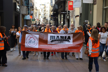 Una cuarentena de personas se manifestaron en el Eix Comercial.