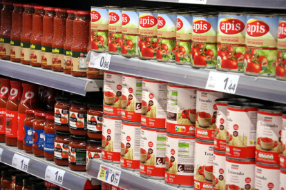 Diversos productes de salsa de tomàquet en un supermercat de Barcelona