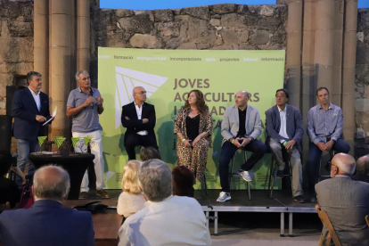 D’esquerra a dreta, el periodista Santi Roig, l’alcalde de Torrebesses i els presidents de JARC de Catalunya i les quatre províncies.