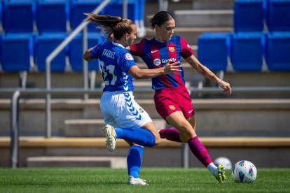 Onyeka, una de les promeses que ha firmat el Barça, condueix davant de l’aemista Minori Chiba.