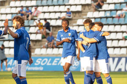 Chuli, autor del único gol del partido, intenta alcanzar un balón por el que lucha un rival.