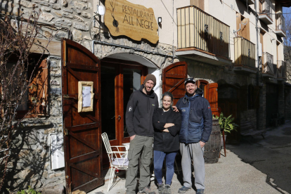 Els tres joves socis del restaurant cooperatiu vegetarià que han obert a Montardit de Baix (Sort).