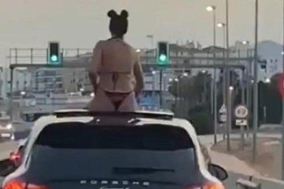 Multen una dona que anava asseguda sobre el sostre d'un cotxe a Marbella